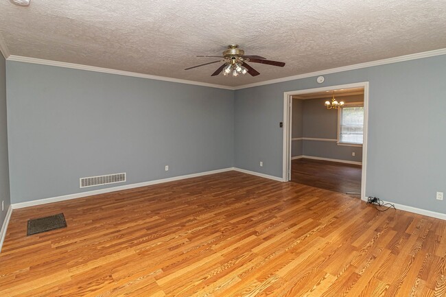 Building Photo - SPACIOUS Brick Home ~ Great location close...