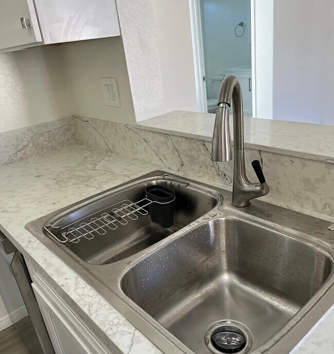 Building Photo - 4368 Marlborough Ave