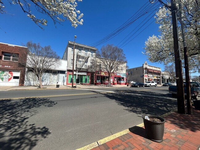 Building Photo - Large 5 Bedroom 2 Bathroom Single Family H...