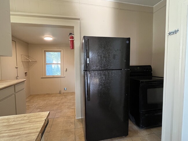 Building Photo - 2 Bedroom 1 Bath for Lease!!