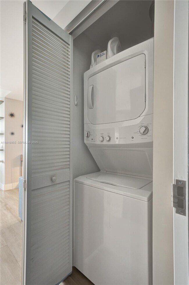 Building Photo - 121 NE 34th St