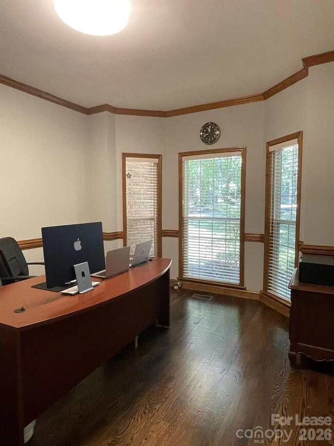 Building Photo - 6025 Oakridge Ct