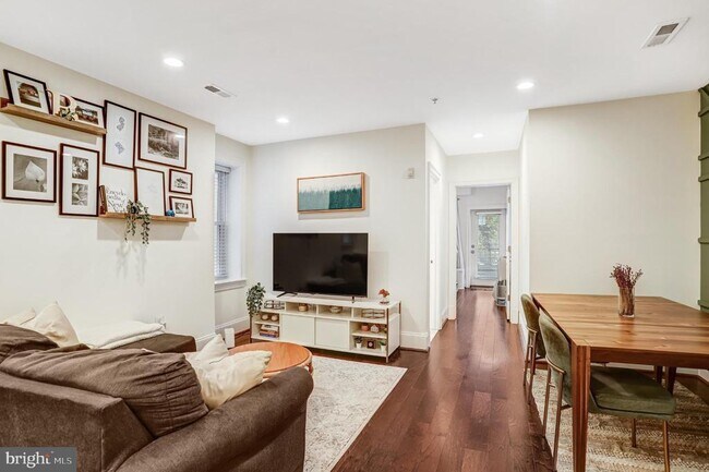 Building Photo - 3937 Davis Pl NW