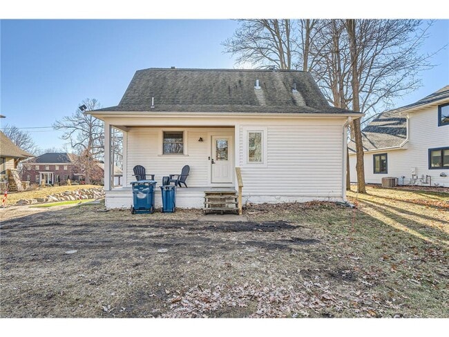 Building Photo - 1045 Lake St E