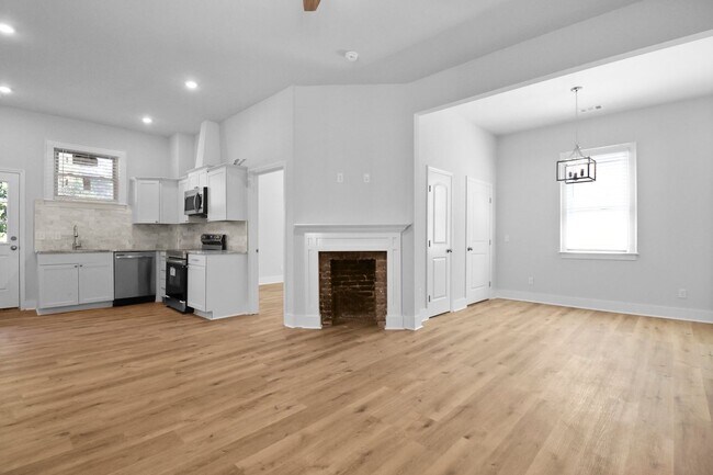 Building Photo - 826 W Victory Dr