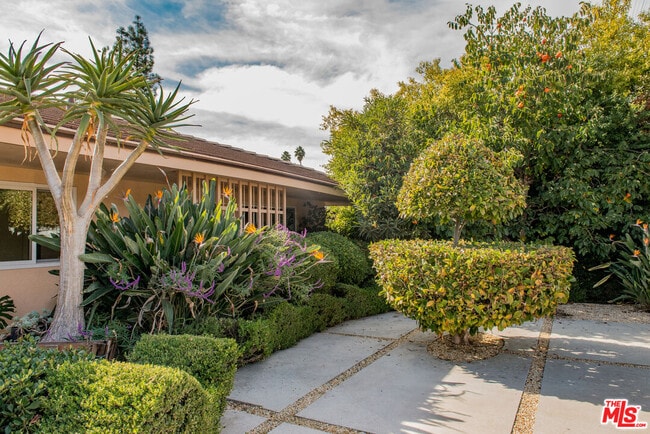 Building Photo - 13104 Magnolia Blvd