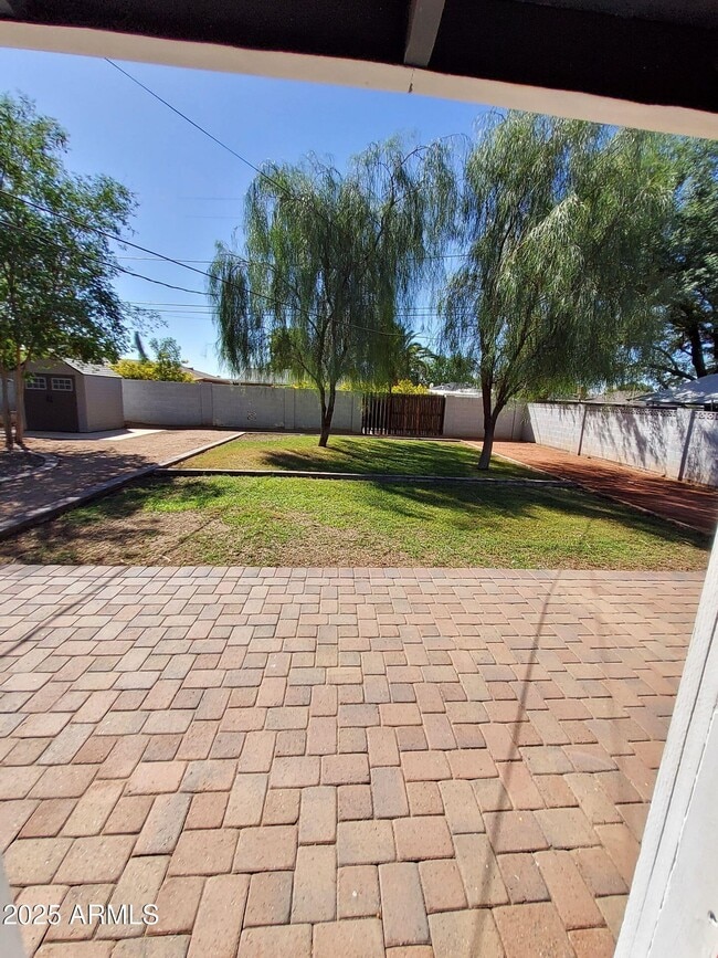 Building Photo - 2225 E Glenrosa Ave