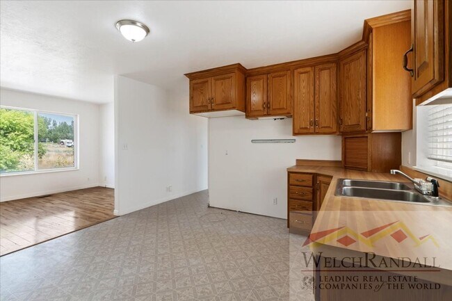 Building Photo - Spacious Single Family Home With Attached ...