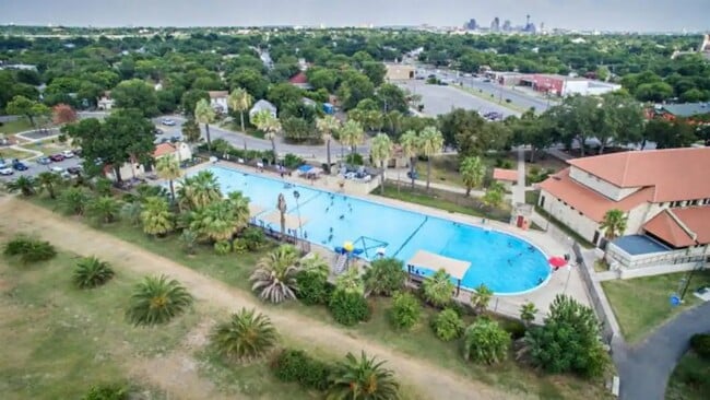 Woodlawn Pool - 1801 W Craig Pl