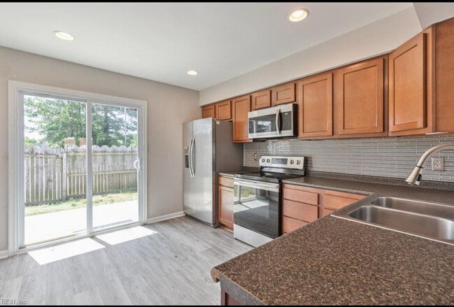 Building Photo - 529 Brisa Dr