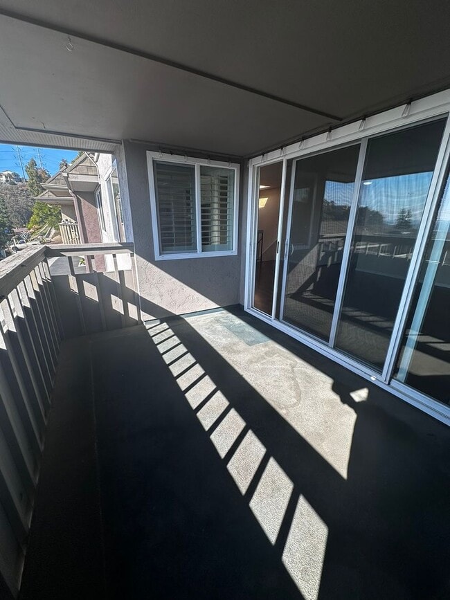 Building Photo - Beautiful 3 bed, 2 bath Townhome close to USD and Mission Valley!