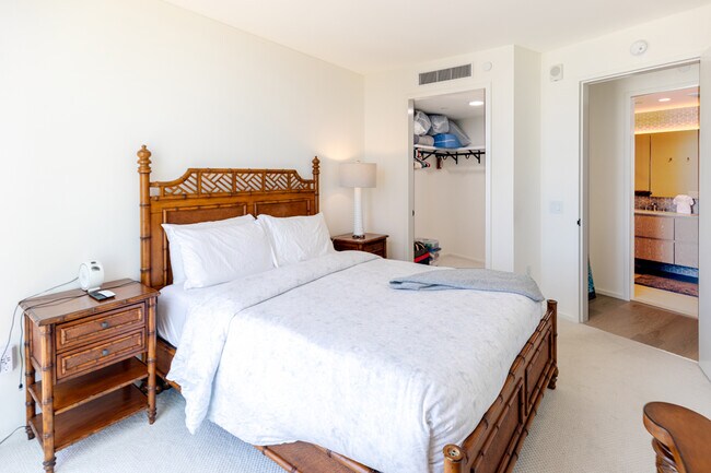 Building Photo - 1000 Auahi St