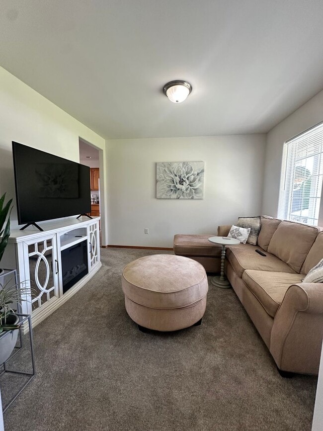 Building Photo - Beautiful 3 bedroom 2 bathroom