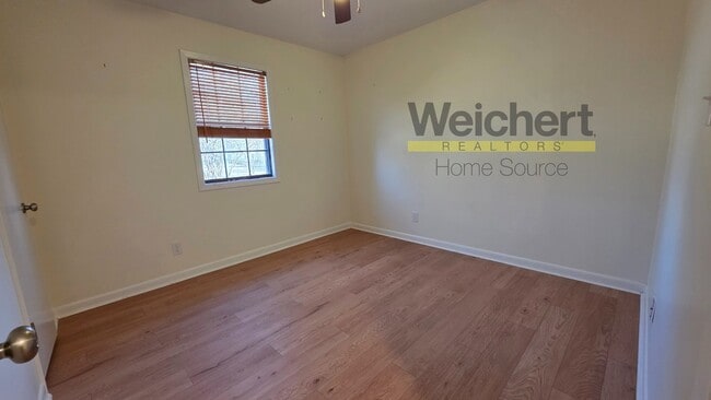 Building Photo - 3 bed, 2 bath in Center Hill