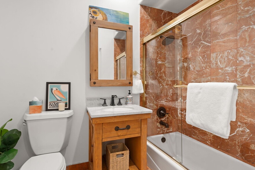 Lower level bath (shower and tub) - 25648 Timpangos Dr