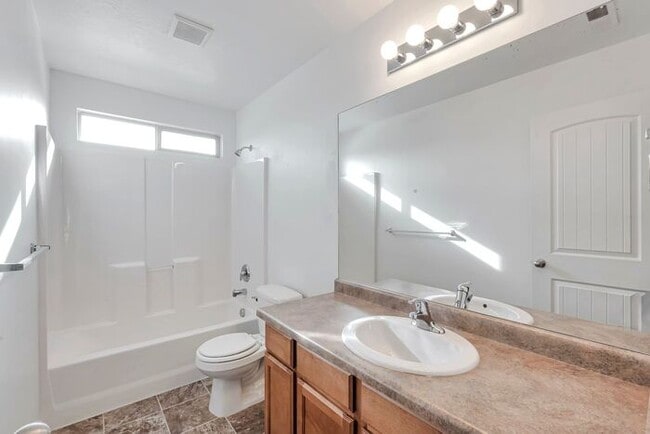 Building Photo - Bright Townhouse in Saratoga Springs w attached 2 car garage