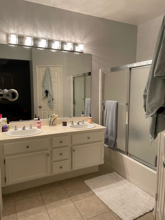 Building Photo - Charming Upper End Unit 2 Bed 2 Bath Condo