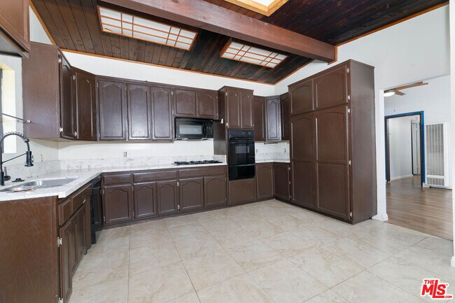 Building Photo - 5633 Cedarglen Dr
