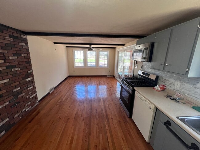 Building Photo - 33 Meadowbrook Dr