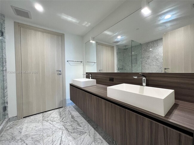 Building Photo - 1000 Brickell Plaza