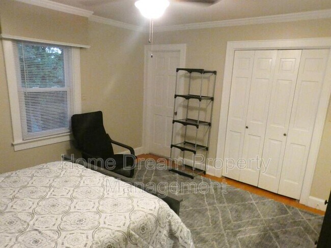 Building Photo - 842 Spring Valley Dr