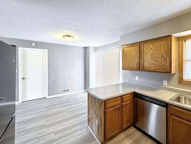 Building Photo - Spacious 4-Bedroom Home in a Prime Locatio...