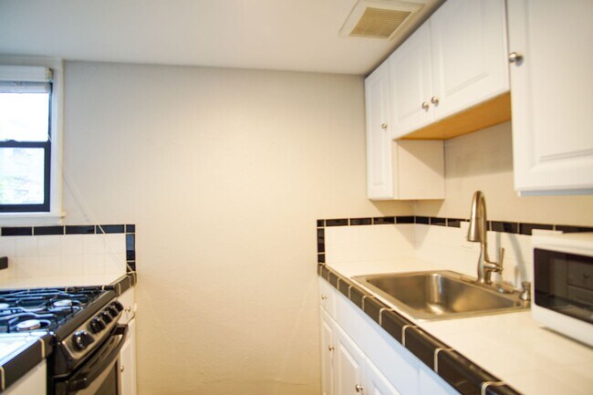 Building Photo - Look and Lease Special! Adorable & Cozy NW 1 Bdr w/Fireplace + Hardwoods!