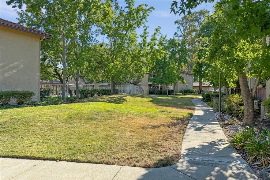 Building Photo - 1446 Chateau Common