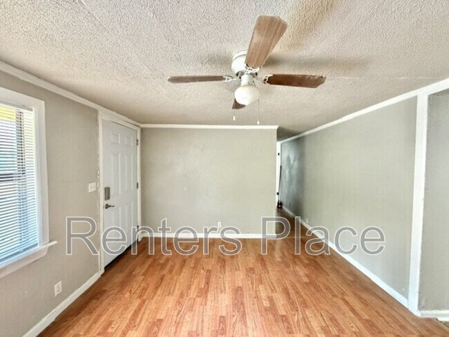 Building Photo - 905 N Owalla Ave
