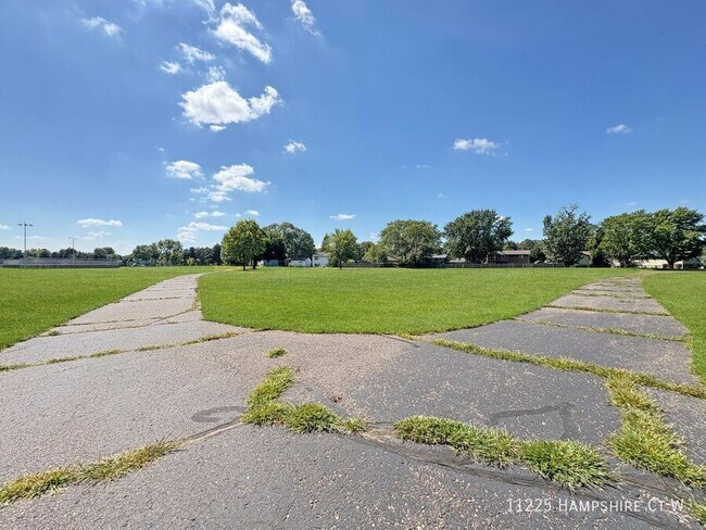 Building Photo - 11225 Hampshire Ct W