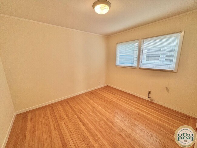 Building Photo - Spacious & Bright 2BR|1BA w/ One Garage Pa...