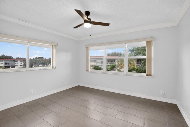 Building Photo - 830 S Hollybrook Dr