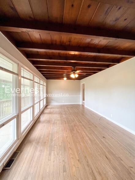 Building Photo - 405 Cedarvalley Dr