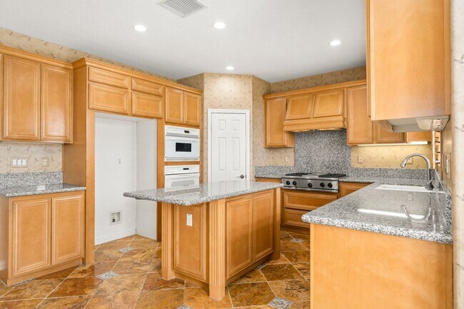 Building Photo - 17450 Bramble Ct