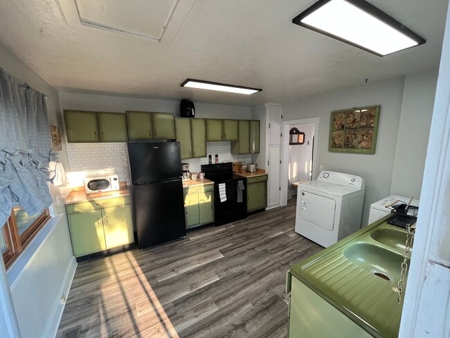 Building Photo - 2-Bedroom, 1-Bathroom Home for Rent
