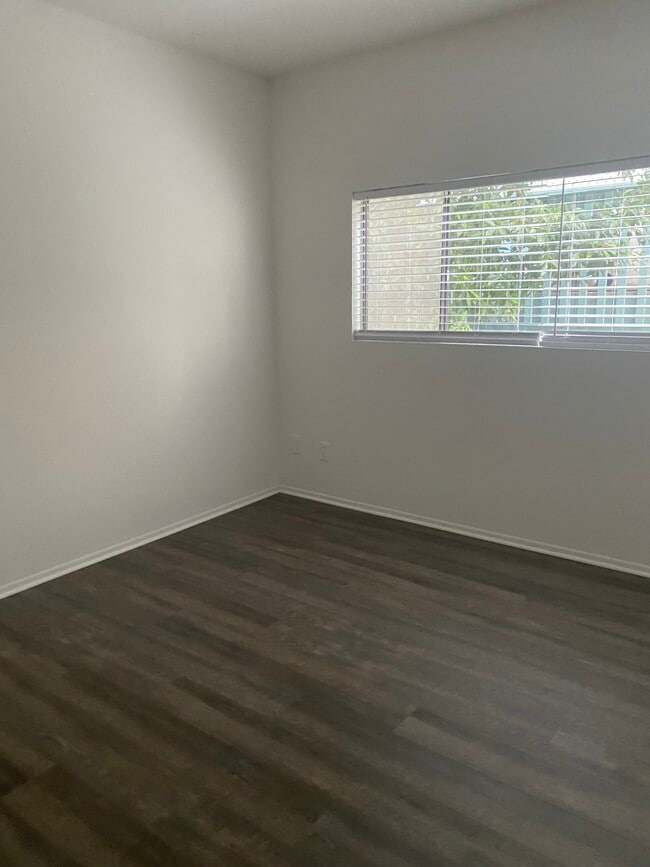 Building Photo - 930 S Venice Blvd