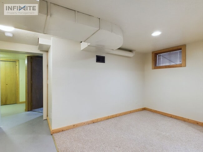 Building Photo - Cozy Apartment Downtown