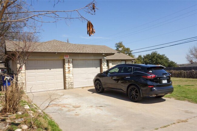 Building Photo - 1106 August Dr