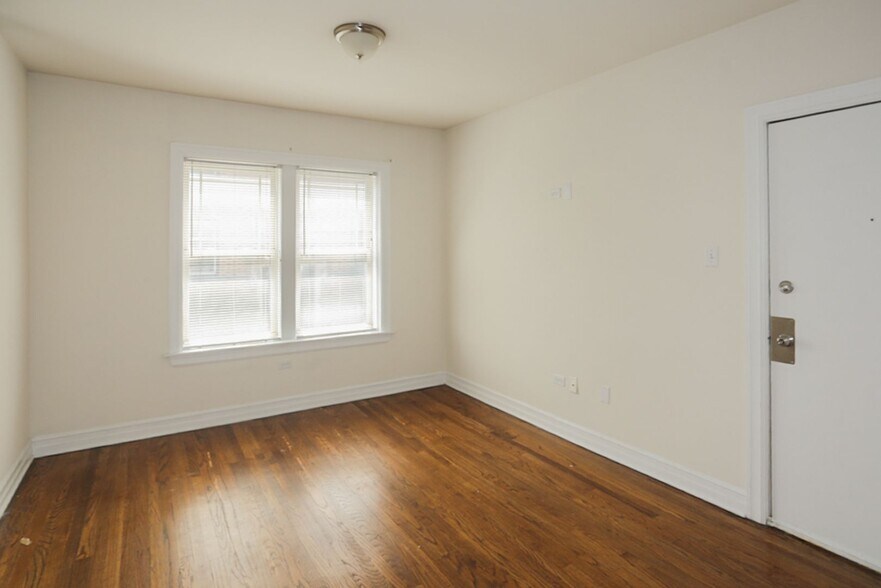 Building Photo - 3824 N Sheffield Ave