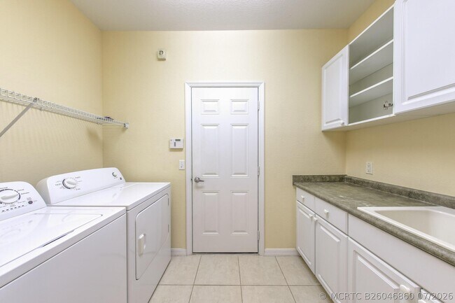 Building Photo - 1868 S Dovetail Dr