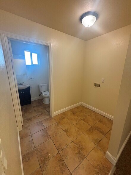 Building Photo - 156 W 71st St