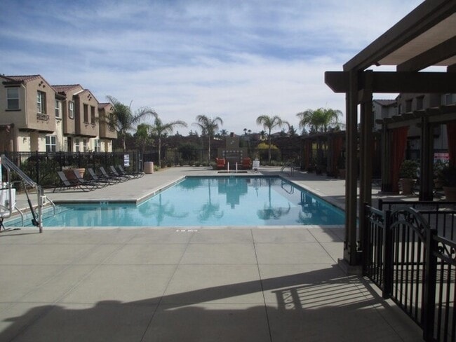 Building Photo - 40407 Calle Real