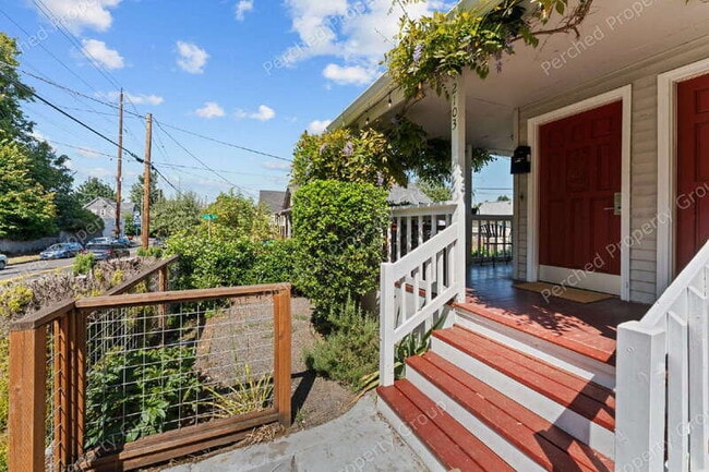 Building Photo - 2105 SE Stark St