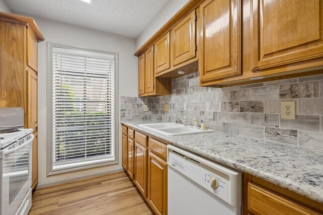 Building Photo - 1311 Antoine Dr
