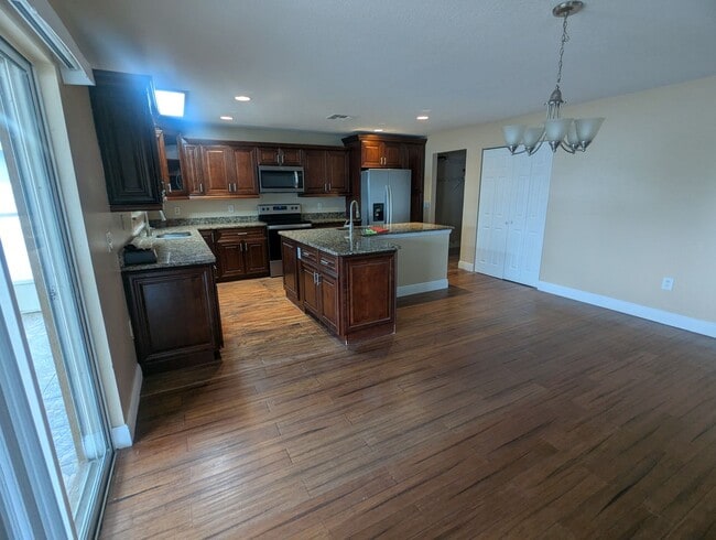 Building Photo - FOR RENT 4 Bedroom 2 1/2  Bath with Den/Office/5th bedroom, Furry  friends Welcome!