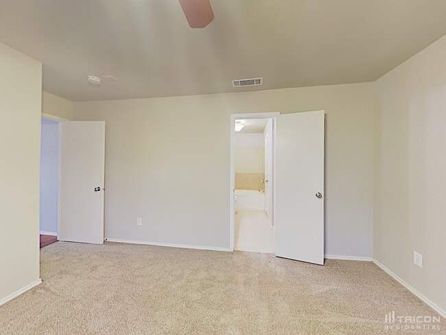 Building Photo - 1013 Meadowbend Dr