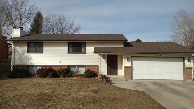 Primary Photo - Large 3 Bedroom, 2 Bathroom Home in the Th...