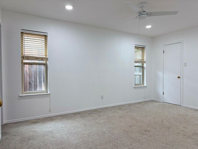Building Photo - House For Rent
