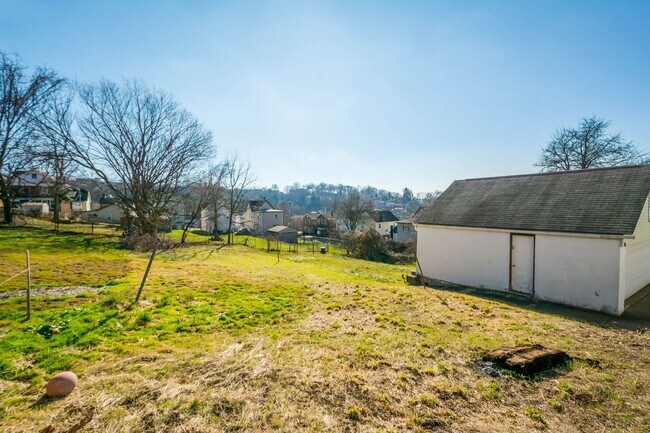 Building Photo - Stunning 3 bedroom home in Carrick available August 1!