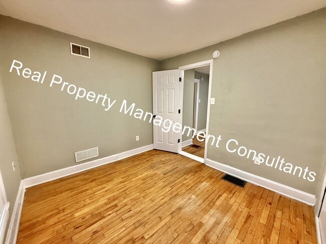 Building Photo - Updated 2-Bedroom Duplex in Kansas City, KS